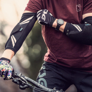 Cotiere TSG Dermis A - Black | Protecție cot trail
