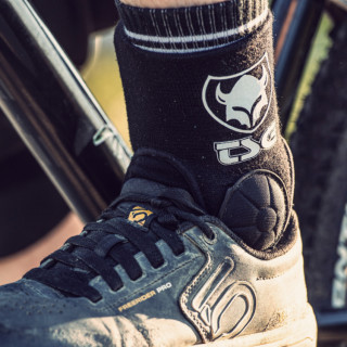 Glezniere TSG Single Ankle-Guard Cam - Black